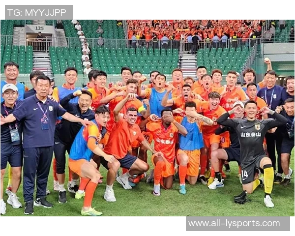 国安足协杯冠军献给已逝球迷杨雪金色座椅与奖杯共同见证感动时刻